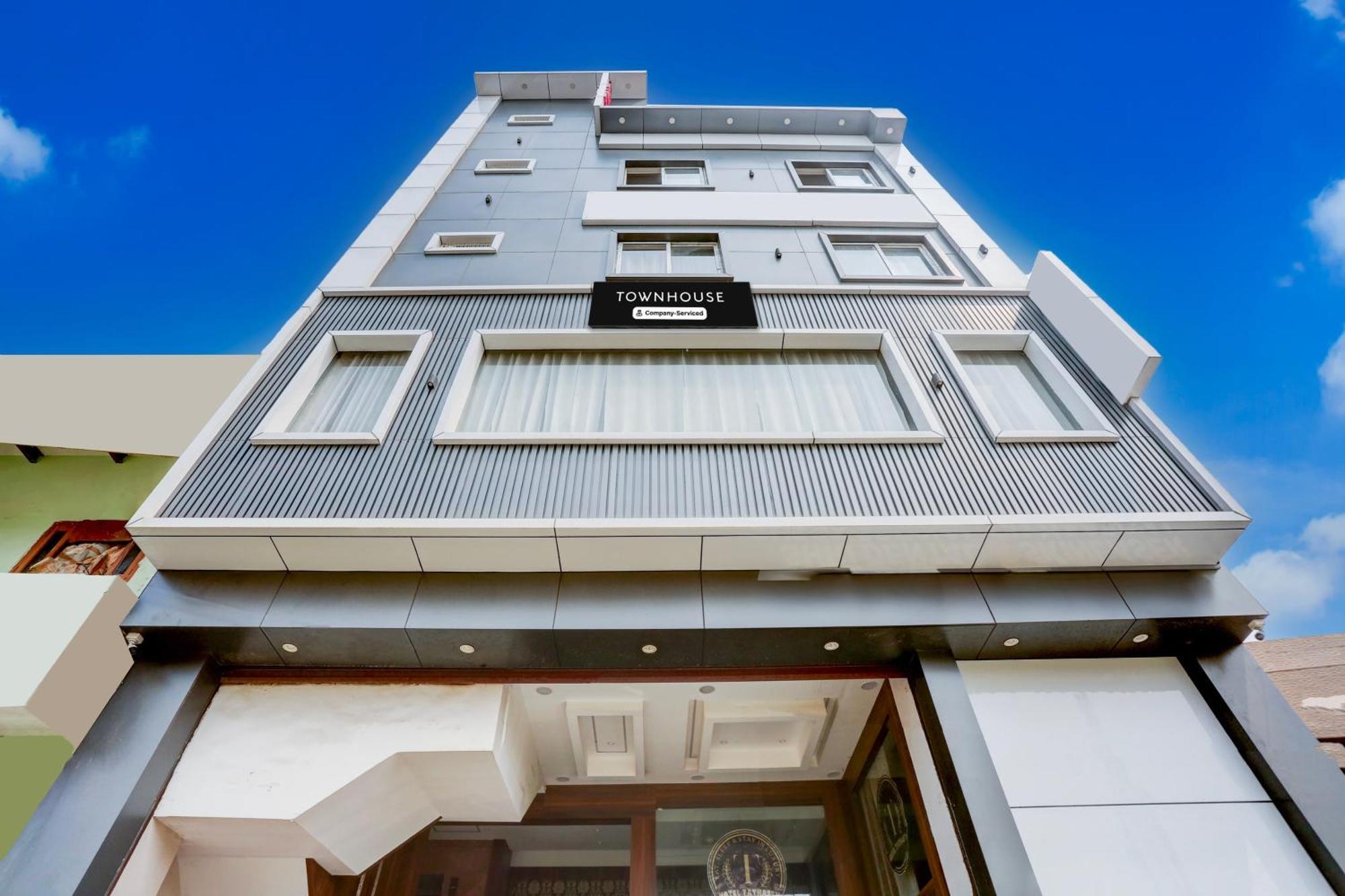 Super Townhouse Model Town Rohtak Formerly Hotel Tathastu Bagian luar foto