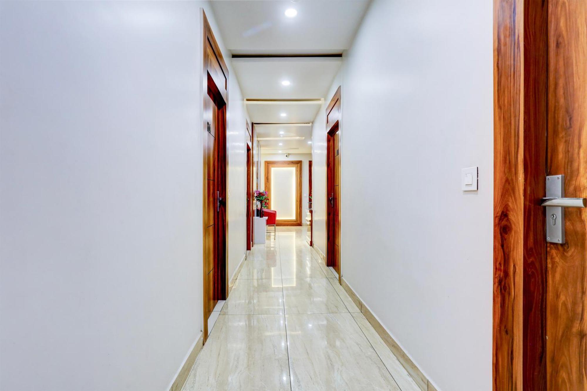 Super Townhouse Model Town Rohtak Formerly Hotel Tathastu Bagian luar foto