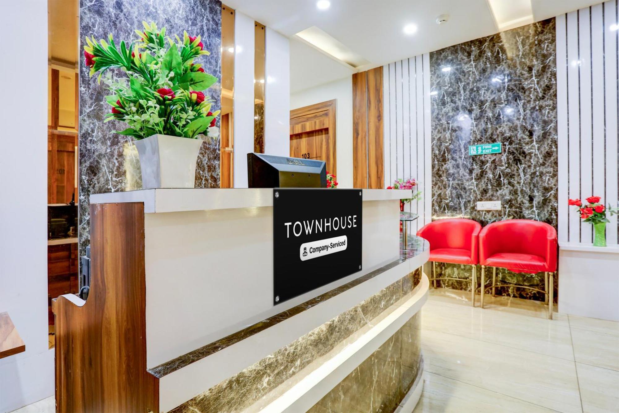 Super Townhouse Model Town Rohtak Formerly Hotel Tathastu Bagian luar foto