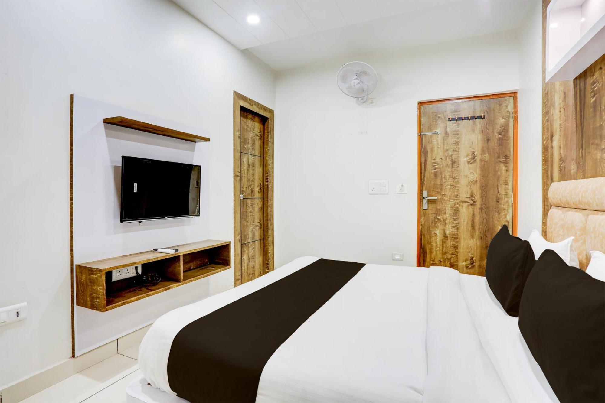 Super Townhouse Model Town Rohtak Formerly Hotel Tathastu Bagian luar foto