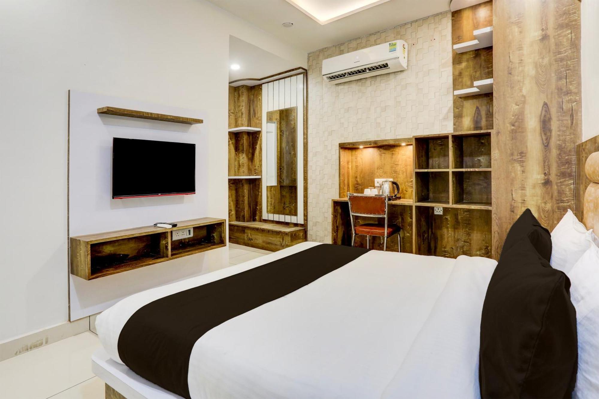 Super Townhouse Model Town Rohtak Formerly Hotel Tathastu Bagian luar foto